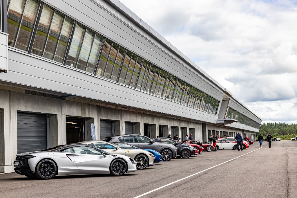 Supercars lined up in the KymiRing pit lane