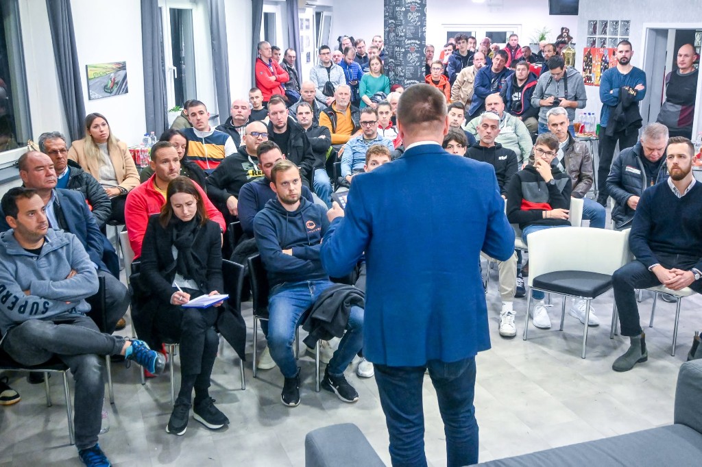 Addressing a member-club audience during the campaign